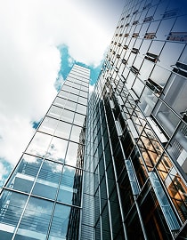 近代的な高層ビルの見上げ