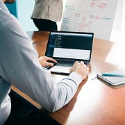 オフィスでPC作業をする手元の様子