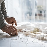 建築模型を組み立てる手元の様子