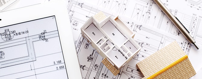 タブレットに表示された設計図面と間取りが分かる立体模型