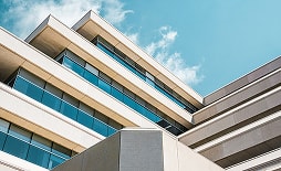 青空を見上げるような、近代的なビルの外観