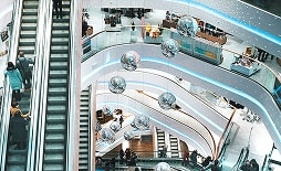 吹き抜け構造にエスカレーターが行き交う大型商業施設の館内