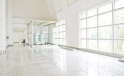 大きな窓から自然光が差し込む、白を基調とした明るく開放的な空間